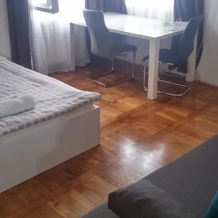 & Murgle Hostel